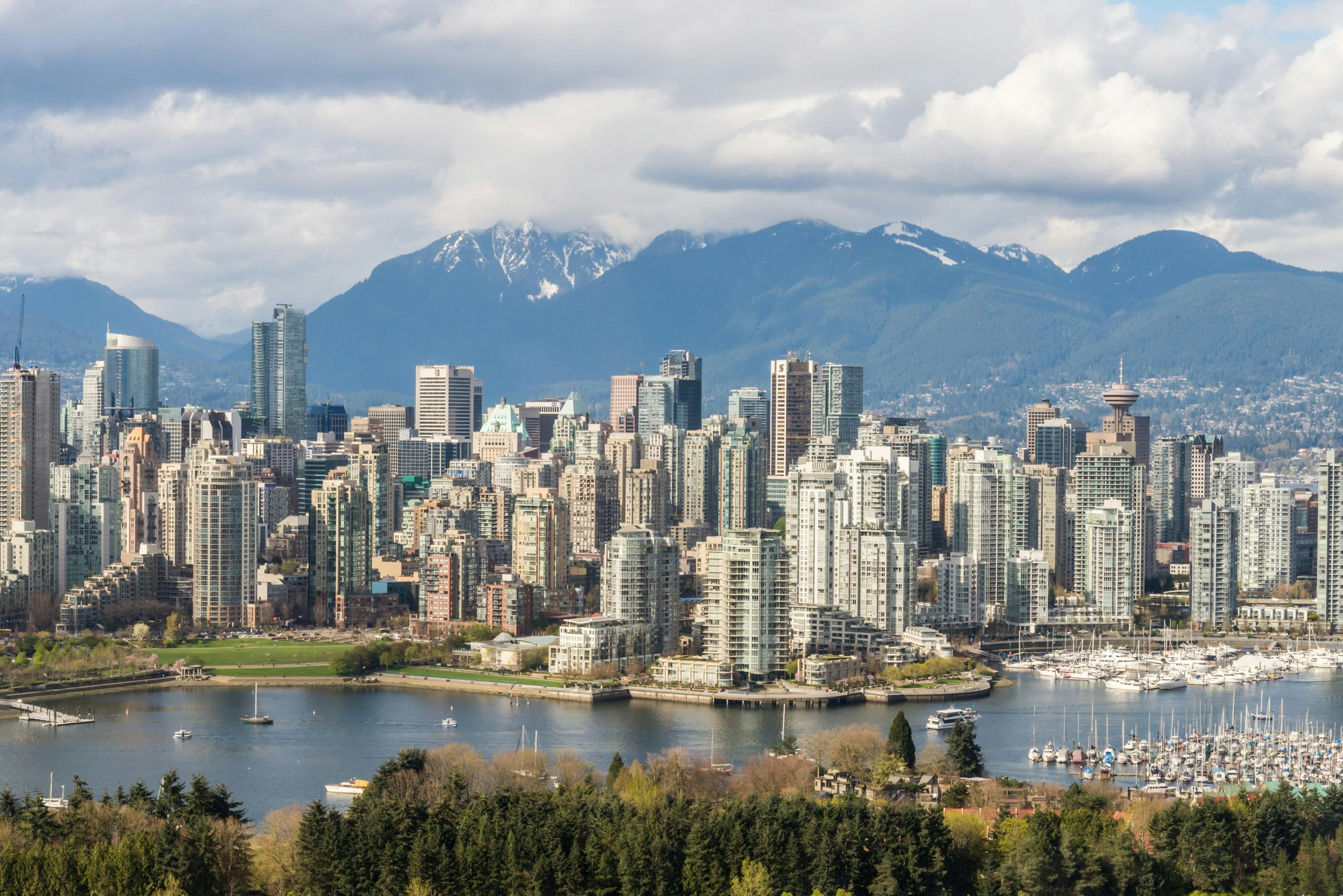 Skyline de Vancouver com montanhas ao fundo